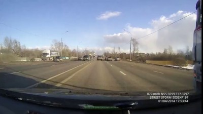 Дура взяла и встала посредине дороги