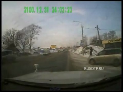 Ребенок выпал из машины   