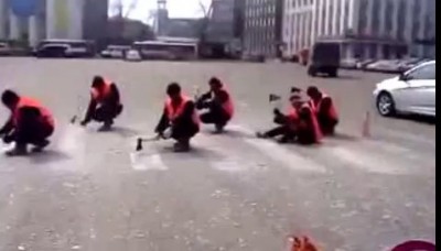 стирают дорожную разметку))))