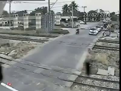 คลิปจยย.ฝ่าไม้กั้นเจอรถไฟชนดับ