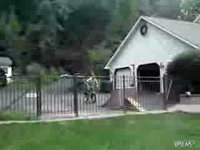 Классный прыжок в бассейн