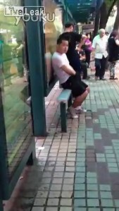 Парень онанирует двумя руками ...