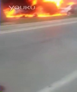 ЛЮДИ ВОВРЕМЯ СПАСЛИСЬ ИЗ ГОРЯЩЕЙ МАШИНЫ