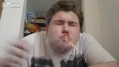 Парень приклеил петарды к своим губам и поджог их