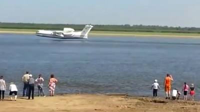 Как набирают воду самолеты для тушения пожаров