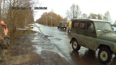 Вешние воды размывают дорогу