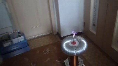 Самодельный трансформатор Тесла играет музыку