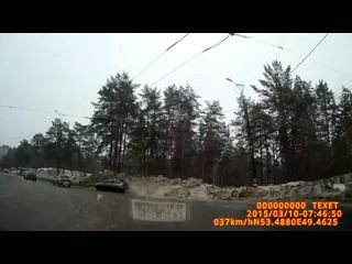 Женщина нажала на тормоз в повороте...