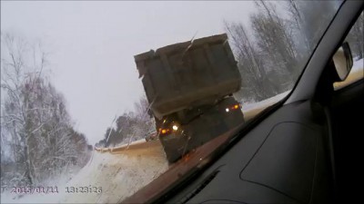 Эротичное извлечение из сугроба... Дама кончает