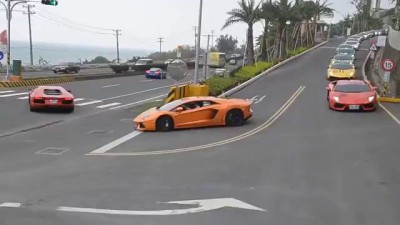 кучка спорткаров