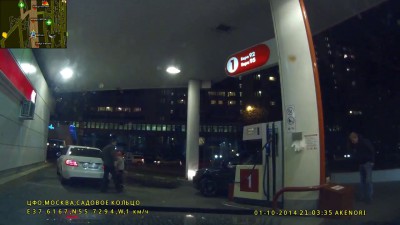 Вырвал заправочный пистолет на заправке и щелкнул по носу соседу по заправке