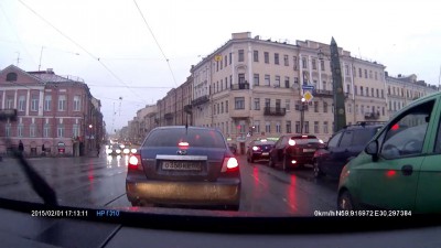 Решил прогуляться по крыше автомобиля...