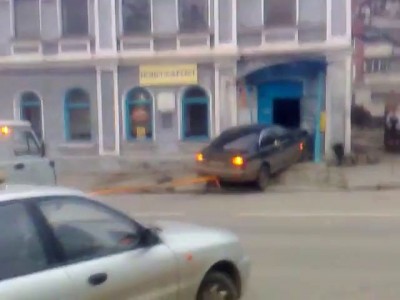 на BMW въехала в почту