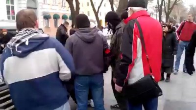 Одесса.Бандеровцы избивают всех с георгиевскими ленточками.