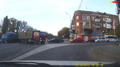 Долбаеб гоняет по улочке со скоростью 100+ км/ч