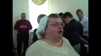 Бабка читает хип хоп и реп