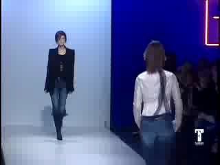 Как модели падают на подиумах 