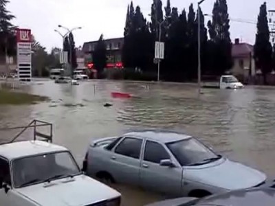 Федеральная трасса в Адлере после дождя