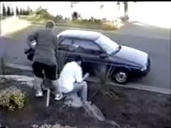 удар лопатой