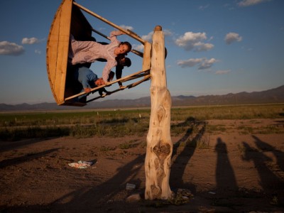 На качелях...