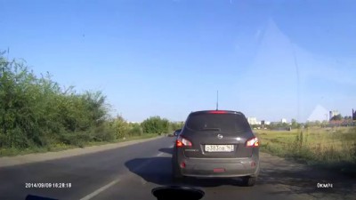 Мотоциклист прет по встречной, зря же...