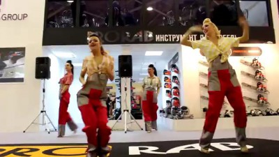 Девушки на выставке