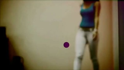 Держите палец на точке в середине экрана