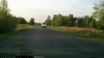 Обогнал автобус - получил подарок в лобовое