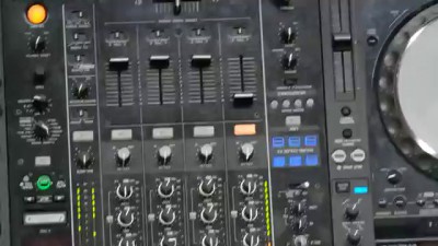 Чем занимается DJ 'Natalia Paris' на сцене?