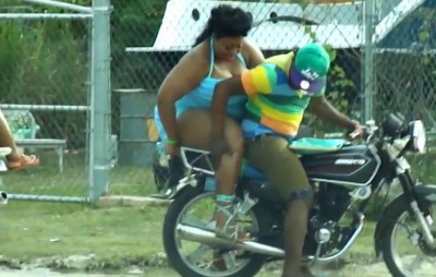 Все бабы как бабы, а моя богиня)))