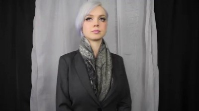 Девушка шевелит грудью под Моцарта