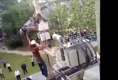 Чувак чутка поджарился на электрическом столбе ...