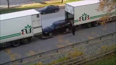 Отличный способ для погрузки автомобилей в грузовик