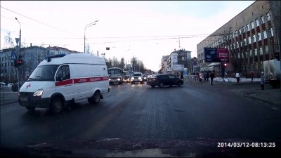Хорошая реакция водителя скорой...