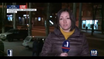 В Авдеевке местные жители напали на украинских журналистов.Украина,АТО,ДНР.