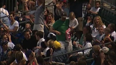 Ловкий папа - поймал  мяч