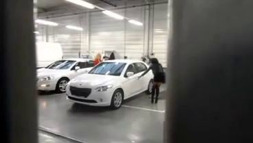 Блондинка и брюнетка не могут найти свою машину