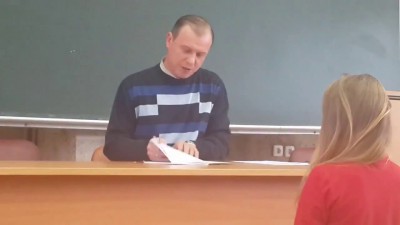 преподаватель проверяет