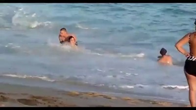 Кит выбросился на пляж