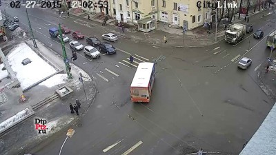 женщина попала под автобус