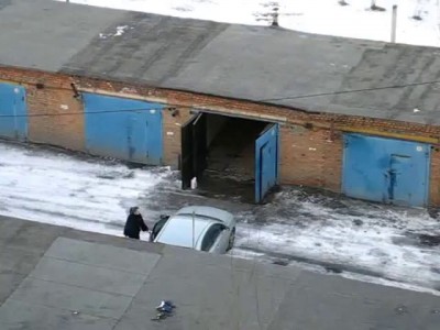Если вам не жаль 7 минут своей жизни, то обязательно гляньте эту феерию. Диктор бесподобен - вылитый
