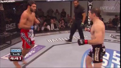 Средний вес: Тим Кеннеди победил Рафаэла Натала нокаутом (удары руками), 4:40, раунд 1.