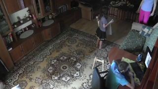 Мать запрещает дочке повесить плакат кличко