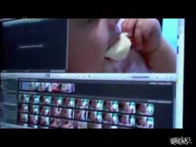 Ребенок пытается есть виртуальное мороженое