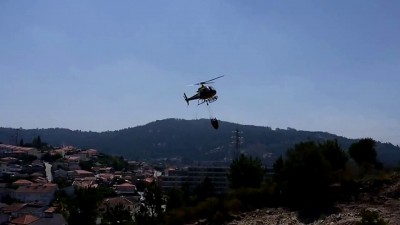 Вертолет зачерпывает воду из бассейна