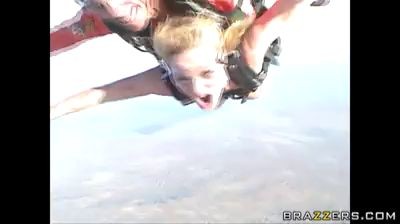 Пилотка в воздухе с парашютом