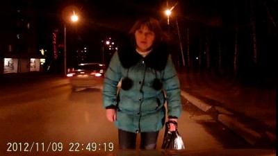 Пьяная на дороге, ложится под колеса 