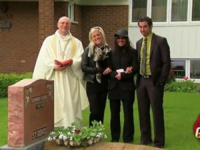 А у вас во дворе есть могилка одна... (Front Yard Funeral Prank)