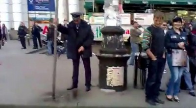 Милиционер на вокзале Днепропетровска