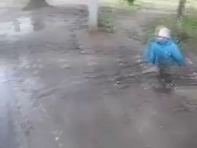 Отец разрешил ребёнку играться в луже